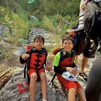 Niños con chalecos en aventura