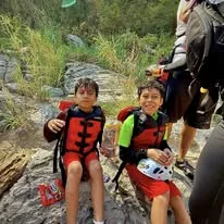 Niños con chalecos en aventura