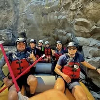 Grupo en balsa dentro de cañón