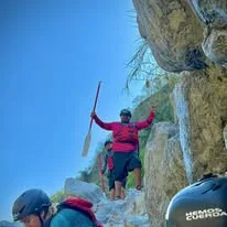 Actividad de rappel en pared rocosa