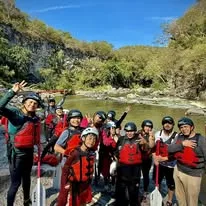 Equipo de aventura saludando