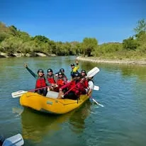 Kayak y balsa en río